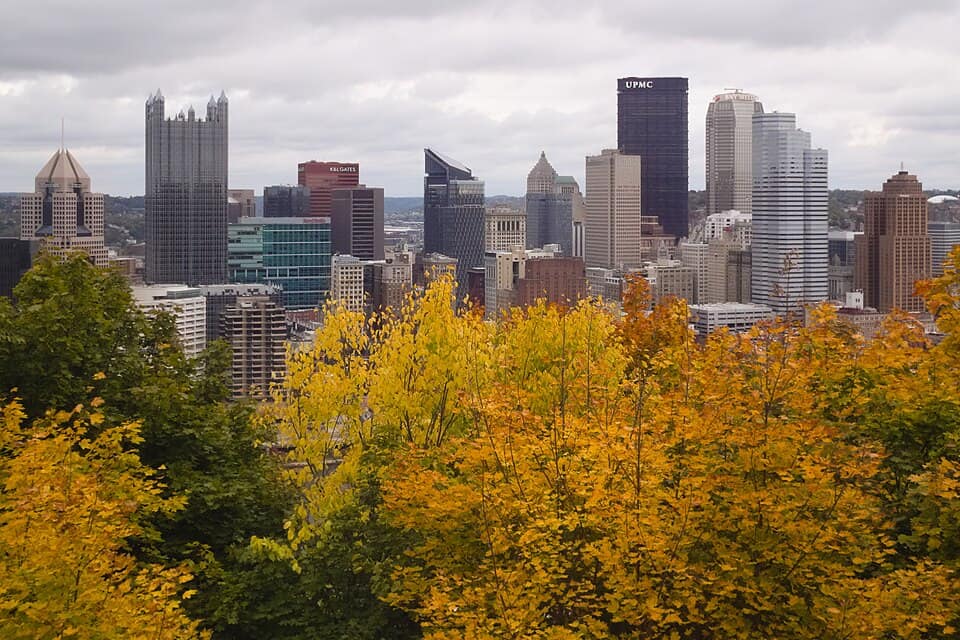 Pittsburgh skyline with autumn leaves, 2022-10-18, 02
